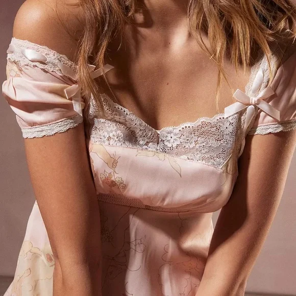 NWT Kimchi Blue | Urban Outfitters Trudy Lace-Trim Floral Midi Dress - Picture 2 of 9